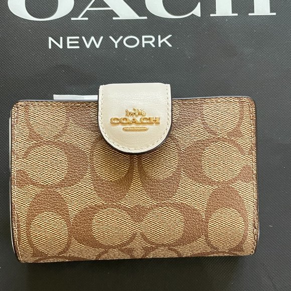 coach Medium Corner Zip Wallet In Signature Canvas - Picture 1 of 5